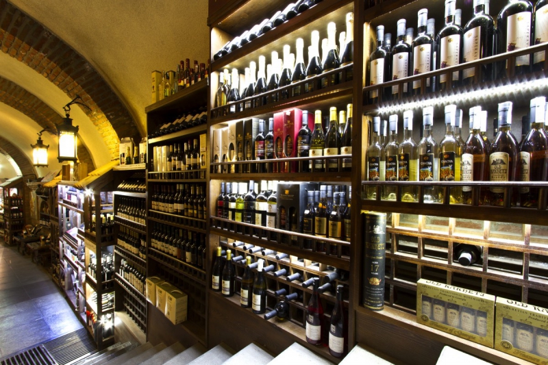 vente-BONSON-min_world_street_travel_shop_canon_georgia_wine_bottles-429767